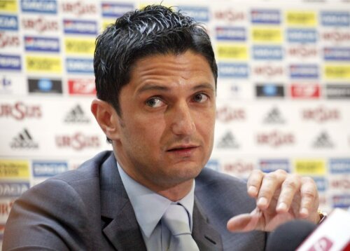 După ce şi-a dat demisia de la echipa naţională, Răzvan Lucescu a semant cu Rapid pe 11 iunie 2011