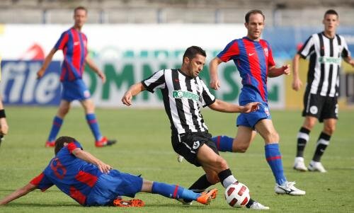Niculescu a jucat 28 de meciuri pentru U Cluj, marcînd 14 goluri