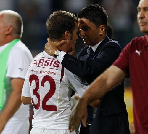După gol, Răzvan pare că-l ceartă pe Apostol, dar antrenorul doar îl felicita pentru inspiraţie