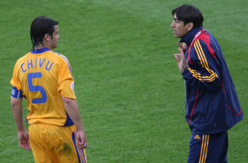 Cristi Chivu în dialog cu Victor Piţurcă, în timpul jocului cu Italia de la EURO 2008