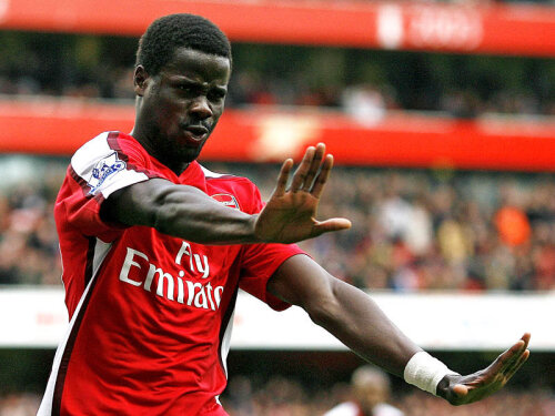 Emmanuel Eboue joacă la Arsenal din 2005