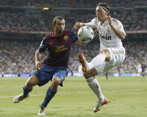 Ozil (în alb, cu Mascherano) a marcat golul 700 în istoria duelurilor dintre Real și Barca