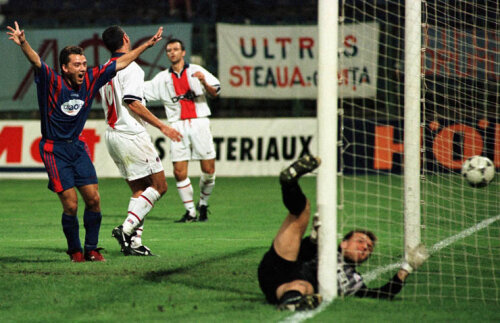 Laurenţiu Roşu sărbătoreşte al 3-lea gol contra lui PSG. Steaua s-a impus cu 3-2 (sursa foto: Reuters)