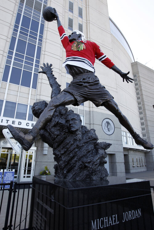 Michael Jordan cel sculptat a fost îmbrăcat în echipament de hochei, cînd Chicago Blackhawks au cîştigat titlul