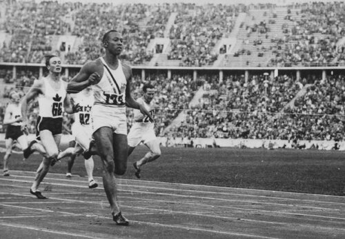 Jesse Owens a fost starul Jocurilor Olimpice din 1936, de la Berlin. Un star renegat