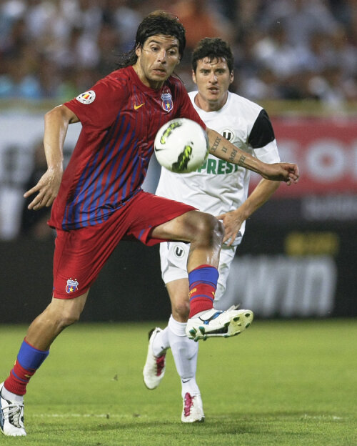 Laurenţiu Marinescu (în plan îndepărtat) speră ca Pablo Brandan să obţină calificarea în grupele Europa League. Amîndoi au venit la Steaua de la Unirea Urziceni în urmă cu un an