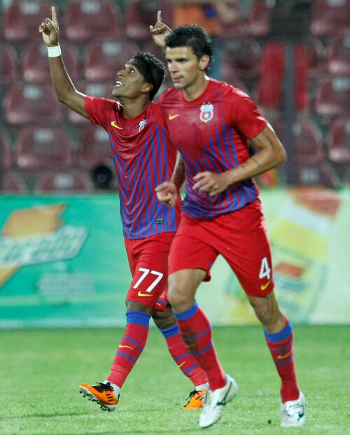 Tatu (în stînga) şi Iliev au fost determinanţi pentru victoria cu 2-0 a Stelei aseară