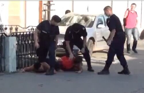 Momentul arestării fanilor bulgari (foto: captura youtube.com)