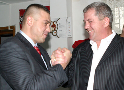 Rudel Obreja felicitîndu-l pe Adrian Lăcătuş pentru medaliile (două de aur, patru de bronz) cucerite de pugiliste la CE din 2004
