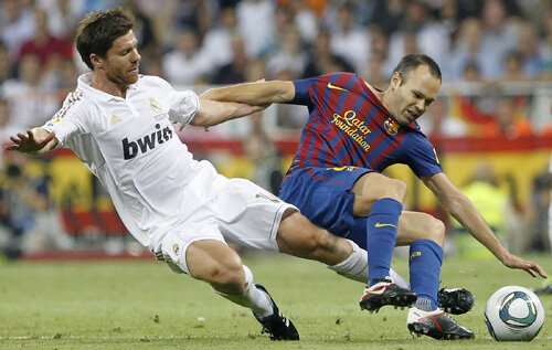 Scîntei au ieșit din recentele dueluri dintre catalanul Iniesta și madrilenul Xabi Alonso (în alb)
Foto: Reuters