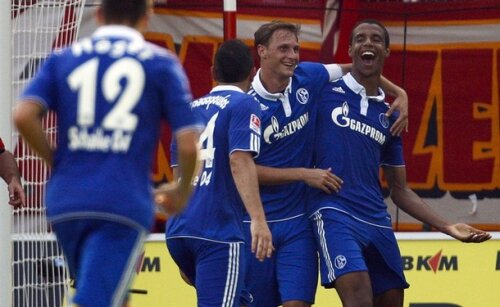 Bucuria jucătorilor de la Schalke la golul de 3-2, reușit de Matip