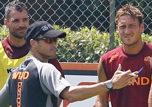 Luis Enrique, cu ochelari, și Totti (tricou roșu) față-n față la antrenament
