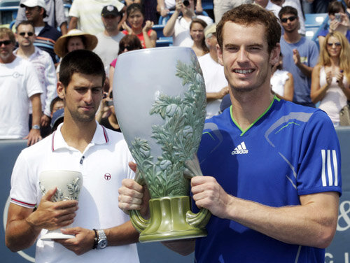 Andy Murray (dreapta) cu trofeul învingătorului, Novak Djokovici cu cel al finalistului