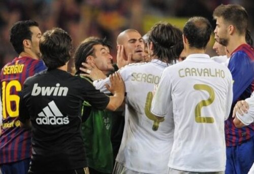 Meciurile dintre Real şi Barca se încheie tot mai des cu eliminări şi bătăi