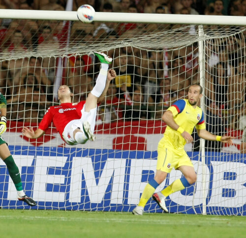 Iasmin Latovlevici (dreapta) a avut o evoluţie bună contra lui ŢSKA Sofia