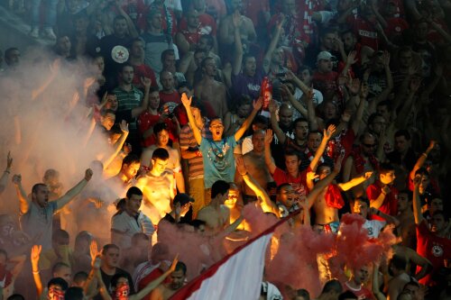 Suporterii stelisti au aruncat cu torte in teren la meciul cu TSKA (1-1)