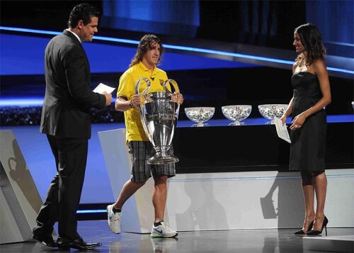 Carles Puyol a venit îmbrăcat sport la tragerea la sorţi pentru grupele Ligii Campionilor, de la Monaco