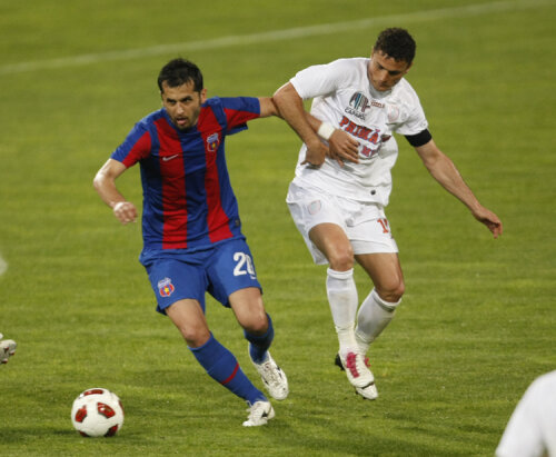 Nicolae Dică (în duel cu Florin Dan) a marcat singurul gol al ultimului meci dintre Steaua şi FCM Tîrgu-Mureş