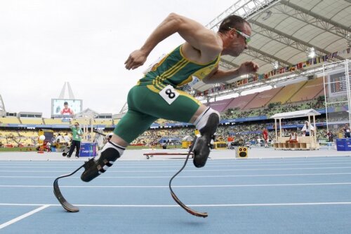 Oscar Pistorius este primul atlet fără picioare care a concurat la o competiţie importantă pentru atleţi întregi (sursa foto: Daylife.com)