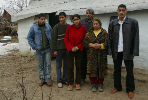 Nicoliță, alături
de familia sa, în
fața casei din
Făurei în care a
crescut
Foto: Mihai Ștețcu