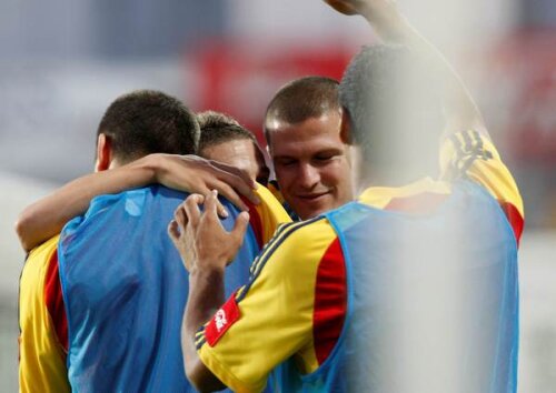 Bucuria jucătorilor români după primul gol marcat de Torje
