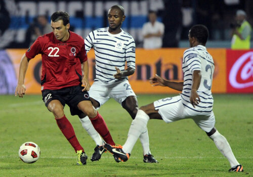 Eric Abidal (în centru)