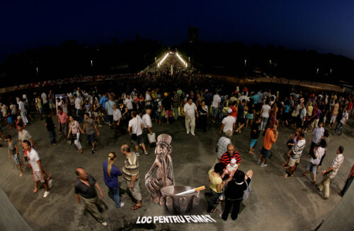 Conform regulamentului impus de proprietarul stadionului, Municipalitatea, în incinta stadionului nu se fumează