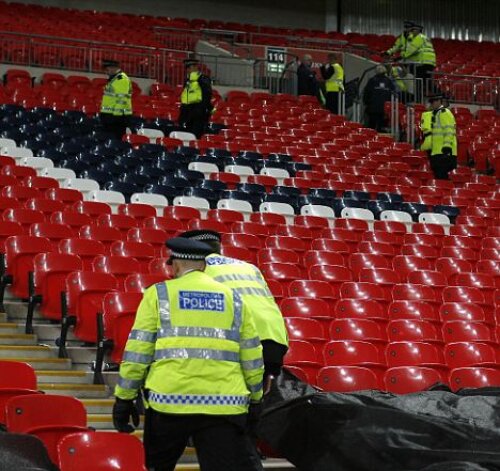 Poliţia a început căutările imediat după terminarea partidei (sursa foto dailymaily.co.uk)