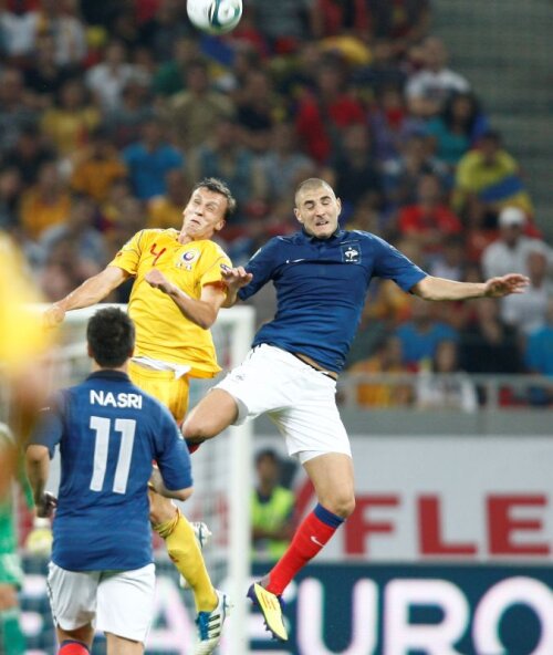 Vlad Chiricheş în duel cu Benzema