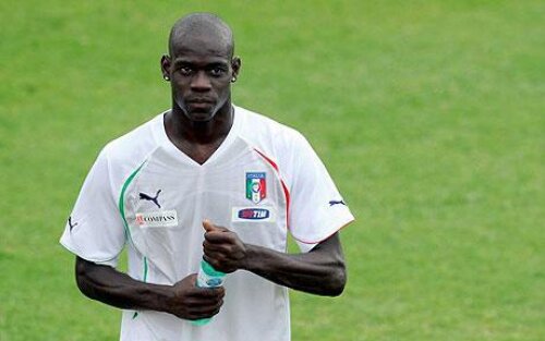 Mario Balotelli va fi martor împotriva mafioților napoletani