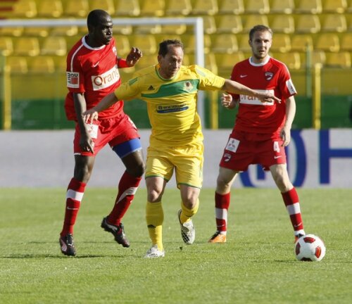 Adailton (galben) în duel cu Djakaridja Kone și Cosmin Moți la meciul din sezonul trecut. Vaslui - Dinamo 2-0