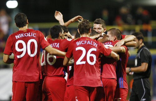 Steliştii bucurîndu-se după golul de 1-0 marcat în poarta lui FCM Tîrgu-Mureş