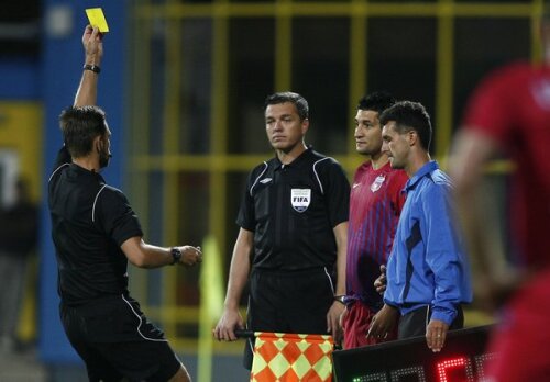 Costea a luat galben înainte de a intra pe teren