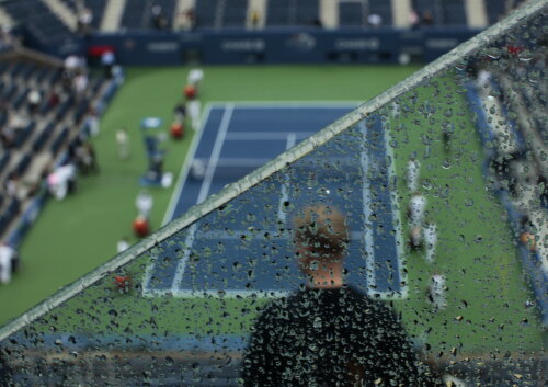 Tablou de ploaie. Maşinuţe, prosoape, oameni de ordine cu instrumente de uscat terenul, US Open îşi protejează cimentul, nu şi jucătorii. Programul ultimelor zile a devenit unul aglomerat şi a stîrnit revolta numelor importante
Foto: Reuters