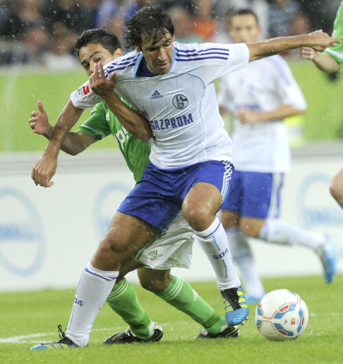 Raul, în prim-plan, a înscris golul lui Schalke şi a salvat-o de la primirea unuia, respingînd de pe linie