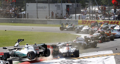 În primul tur, Liuzzi (Hispania) a fost la originea unui accident spectaculos. A pierdut controlul maşinii şi din iarbă a revenit pe pistă, lovind maşinile lui Rosberg (Mercedes GP), Petrov (Renault), D' Ambrosio (Virgin). Cei 4 au abandonat