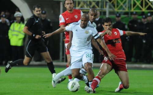 Duel între Wesley şi Luchin, sub privirile arbitrului Robert Dumitru