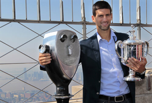 Nole cu trofeul de la US
Open, pe Empire State
Building Foto: Reuters