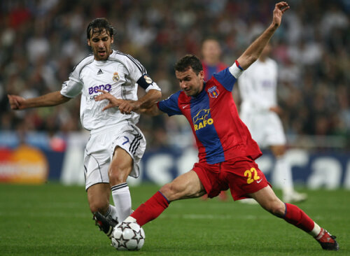 Raul (în duel cu Paraschiv)
a mai venit în România
acum 5 ani, cu Real
Madrid, 4-1 în Ghencea