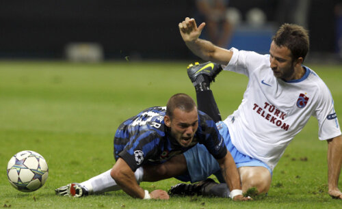 Interistul Sneijder, stînga, atacat de Giray, a început extremă stîngă și a terminat pe postul său, în spatele 
