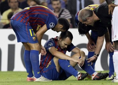Iniesta s-a accidentat in meciul cu Milan si va lipsi aproape 7 saptamani
