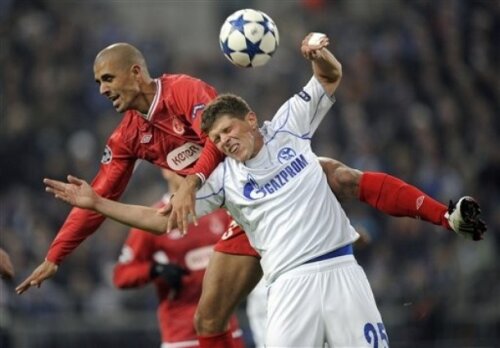 Douglas da Silva (în roșu) în duel cu Huntelaar în meciul din Liga Campionilor de sezonul trecut