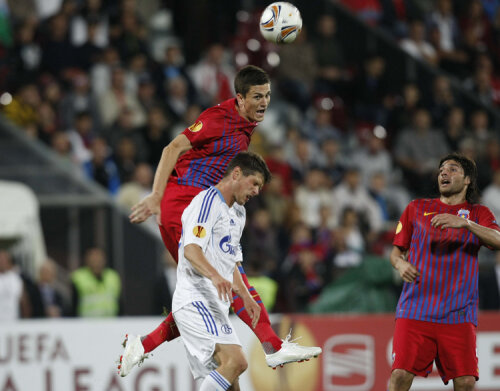 Florin Gardoş, în duel cu Klaas-Jan Huntelaar