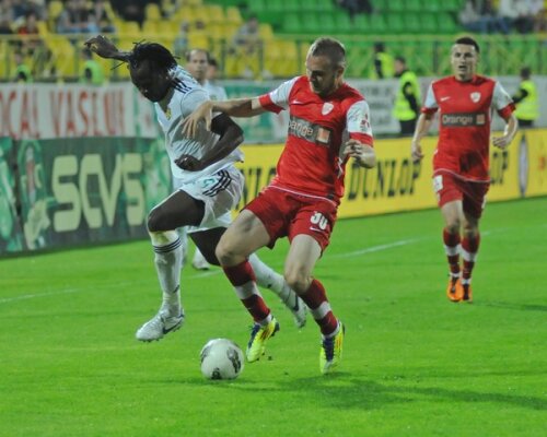 Cosmin Moti in duel cu Temwanjera in meciul Vaslui - Dinamo