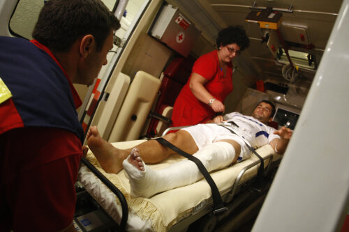 Cosmin Băcilă şi-a dori să fie operat la Bologna, de teamă că medicii de la noi nu ar fi specializaţi în astfel de situaţii. A acceptat însă propunerea lui MM Stoica de a fi operat la Spitalul Militar Central