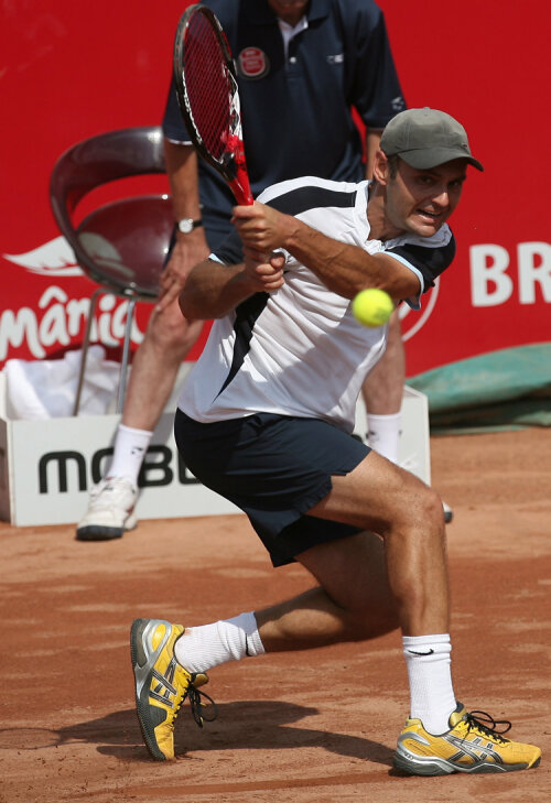 Razvan Sabau (471 ATP) returneaza o minge francezului Florent Serra (144 ATP), in ultimul tur al calificarilor la BRD Nastase-Tiriac Trophy, luni, 19 septembrie 2011. BOGDAN IORDACHE / MEDIAFAX FOTO