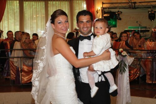 Cosmin Băcilă alături de soţie; Tania, şi de fetiţa fratelui său