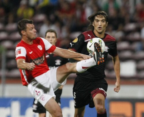 Dan Alexa (dreapta), în duel cu Marius Niculae