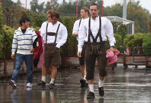 Ribery şi colegii săi de la Bayern participă la Oktoberfest foto: getty
