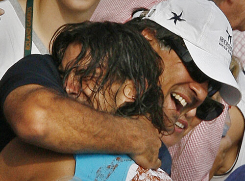Rafael Nadal îl îmbrăţişează pe unchiul şi antrenorul său, Toni Nadal (foto: Reuters)
